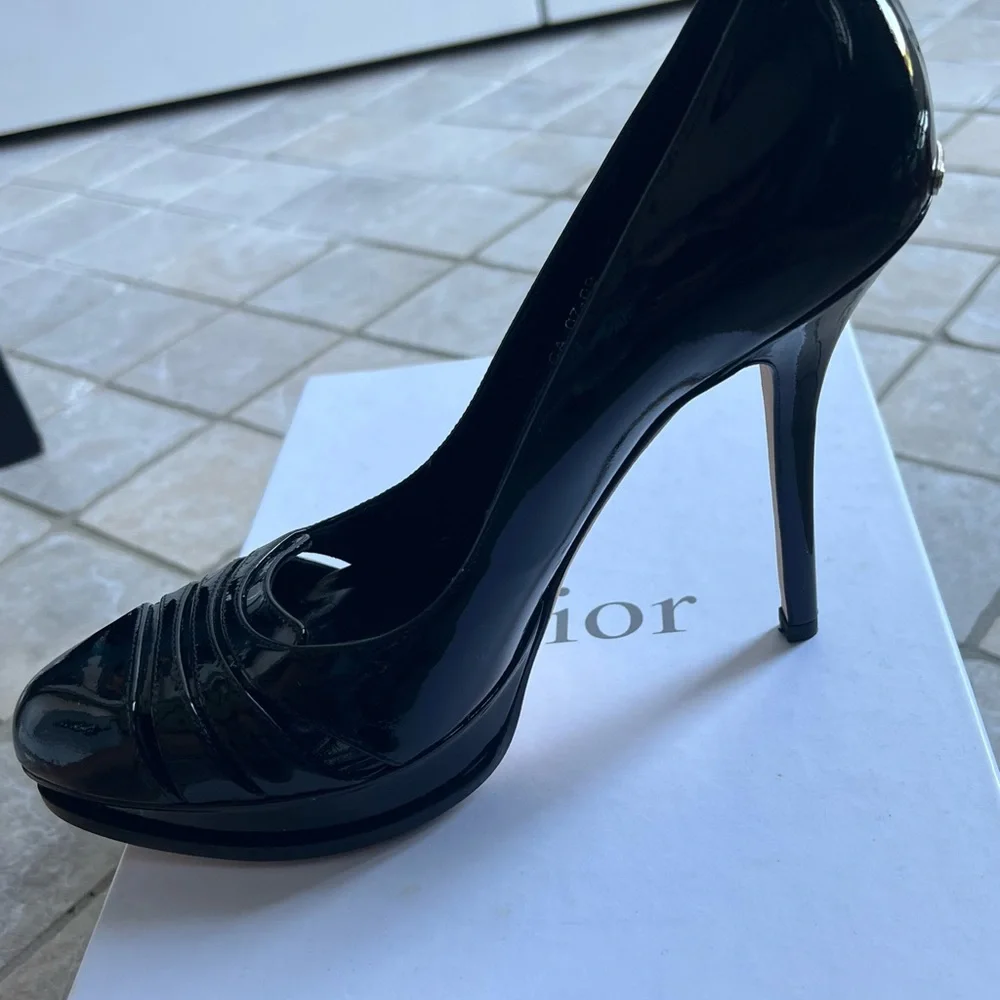 Never worn in box new - Picture 4 of 7